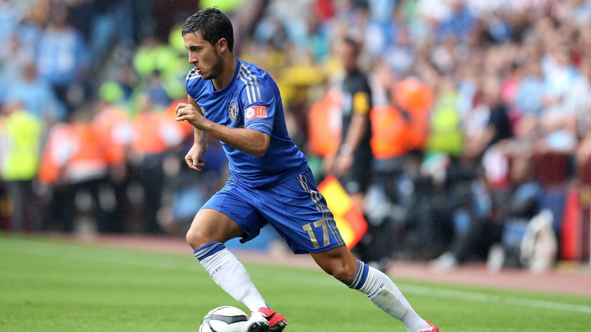 维拉双边路活跃制造传中良机，维拉输出