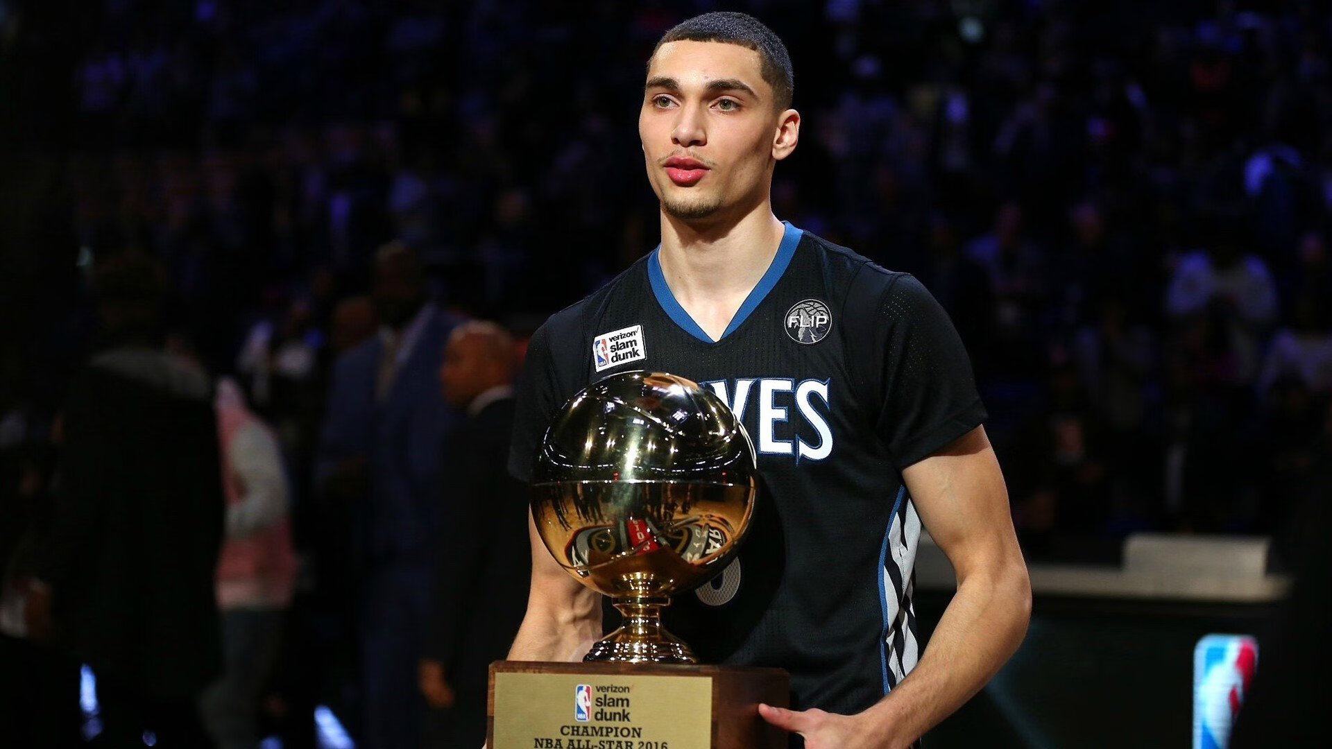 维拉双边路活跃制造传中良机，维拉输出